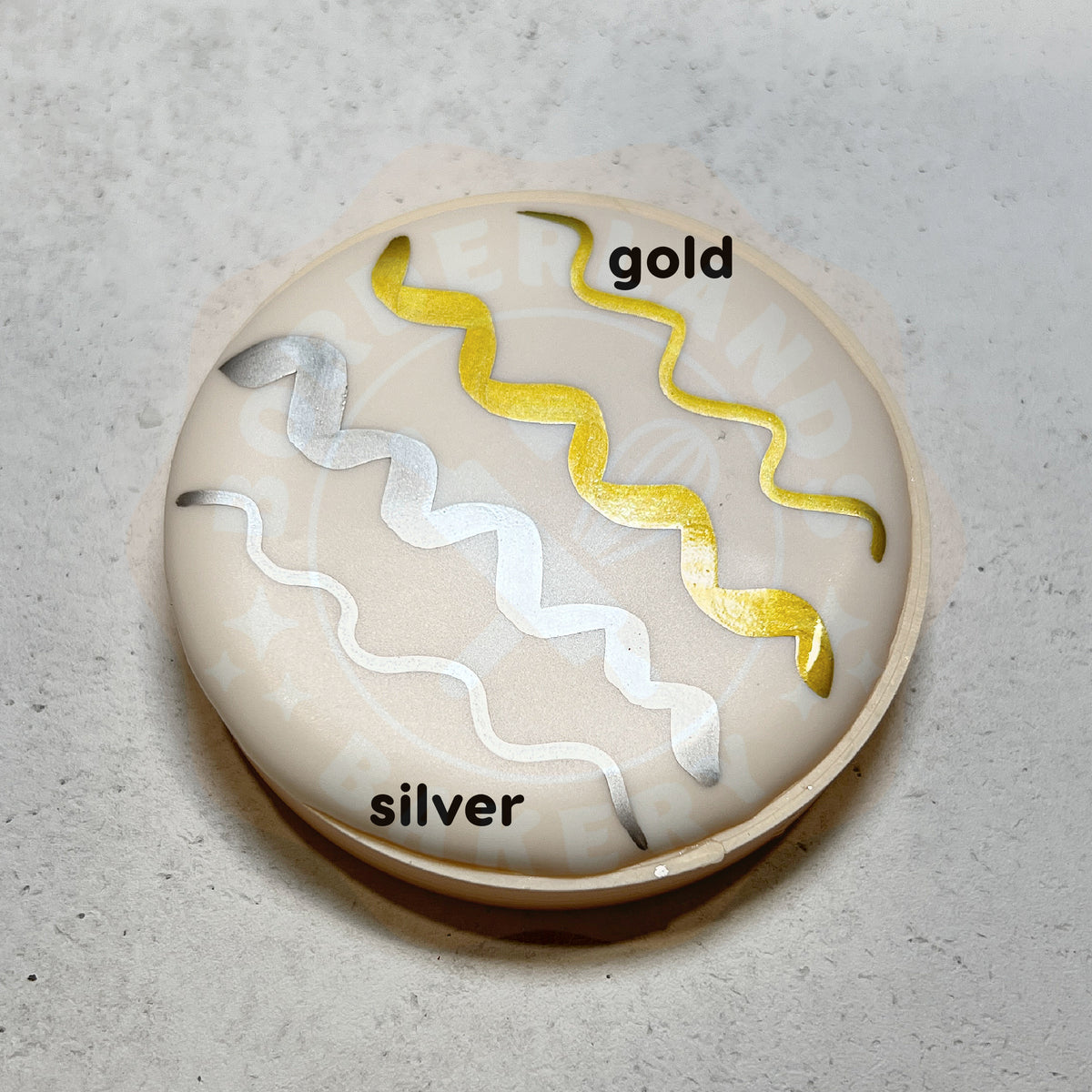 Metallic dual-tipped edible food markers for cookie and cake decorating