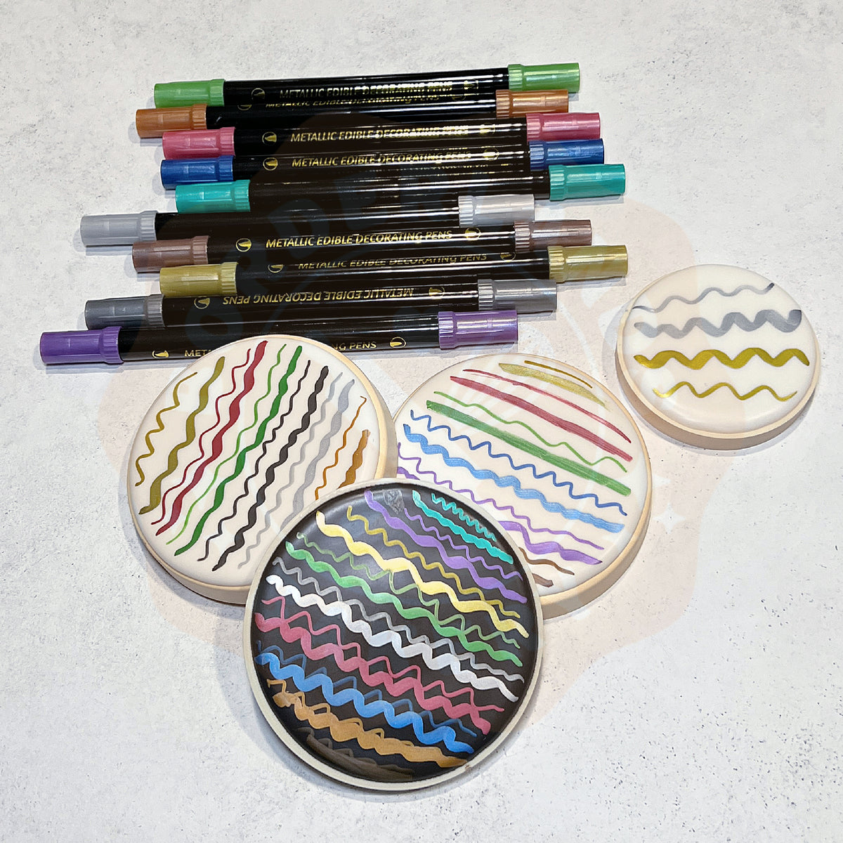 Metallic dual-tipped edible food markers for cookie and cake decorating