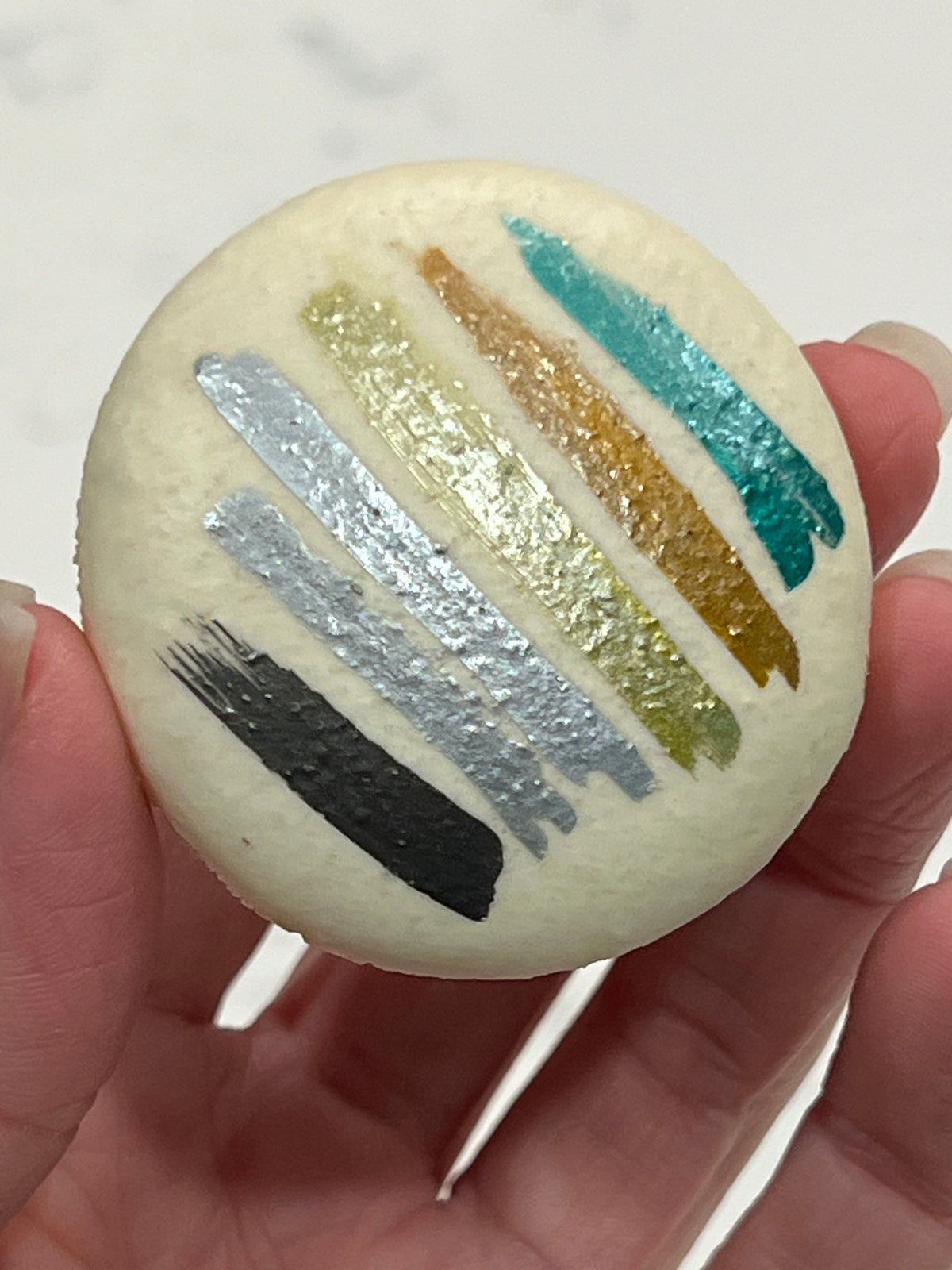 Metallic dual-tipped edible food markers for cookie and cake decorating