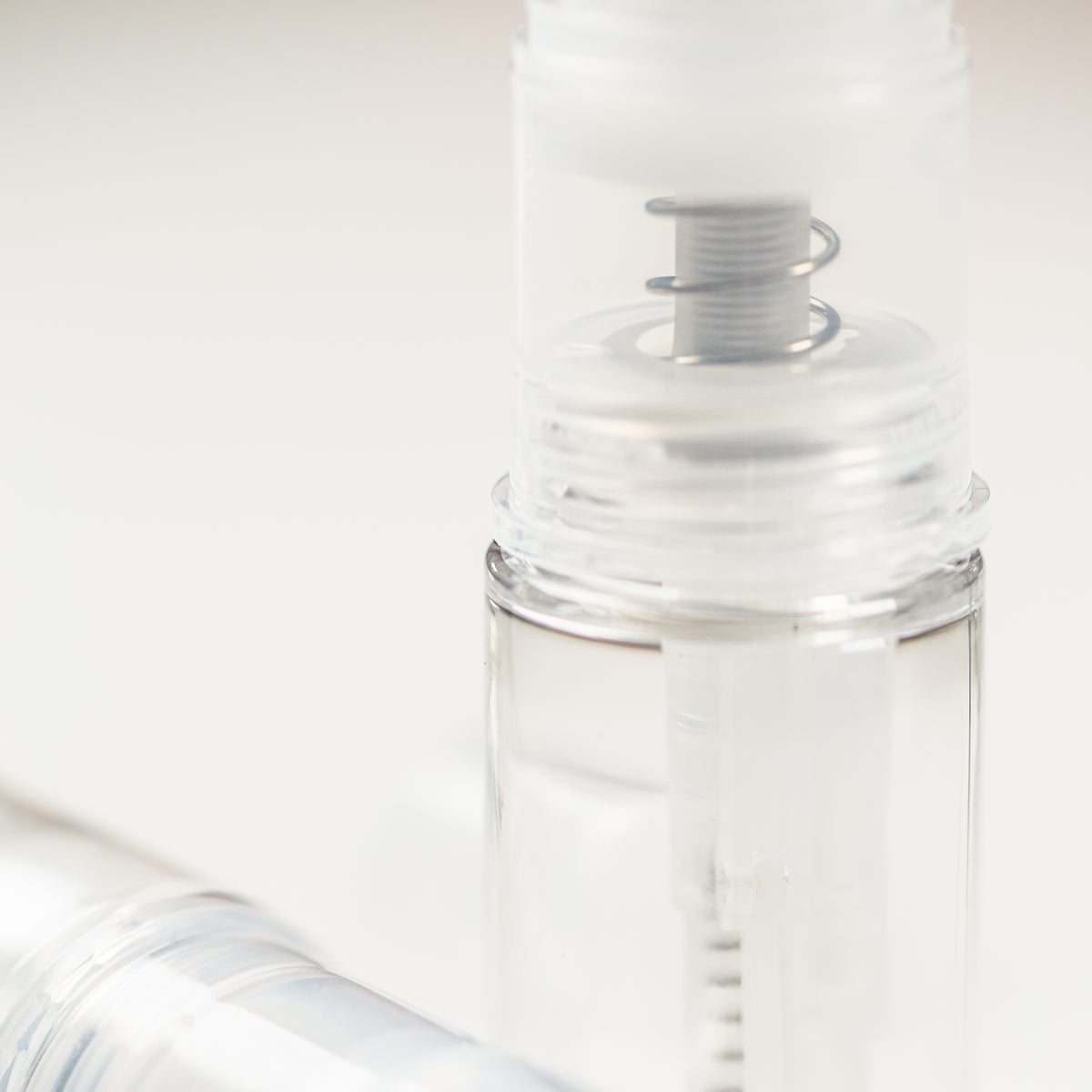 Refillable dry dust pump spray bottle for edible glitter and powder